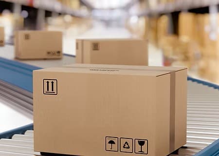 Linha de produção de caixas de papelão.